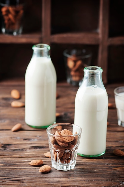 Gesunde Mandelmilch auf dem Holztisch