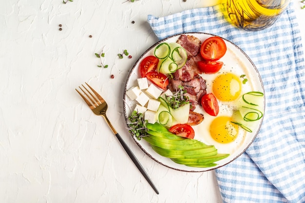 Gesunde nahrhafte Paläo-Keto-Frühstücksdiät Spiegeleier, Speck, Avocado-Käse und frischer Salat Keto-Frühstück oder Mittagessen-Banner-Catering-Menü-Rezeptplatz für Text-Draufsicht