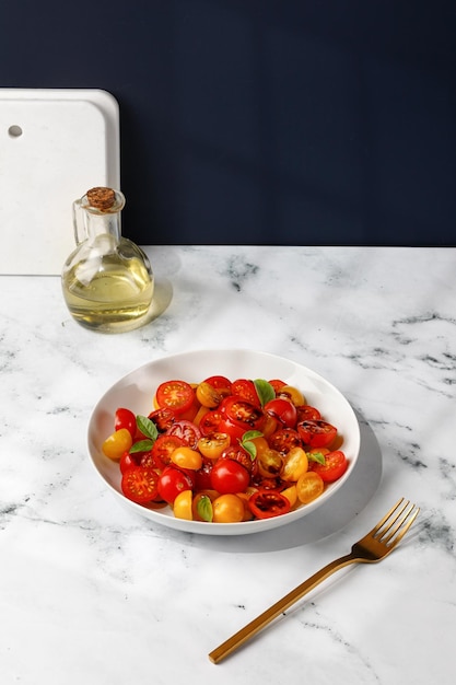 Gesunde pflanzliche Ernährung Salat mit Tomaten Kirsche mit Basilikum Topping Balsamico Veganes Essen