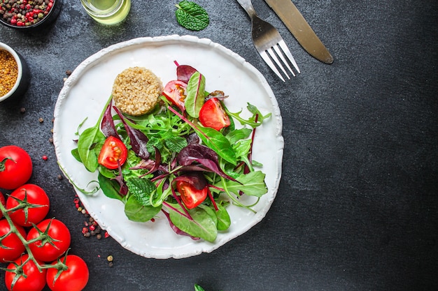 Gesunde Quinoa-Salatblätter mischen