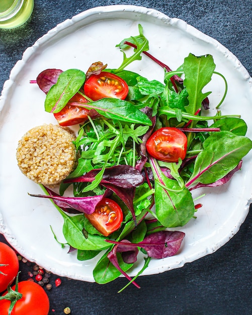 Gesunde Quinoa-Salatblätter mischen