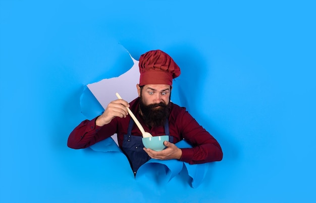 Gesunde Ration Koch trägt Hut und Schürze, die durch das Papierloch schaut gesundes Essen essen gesunden Mann
