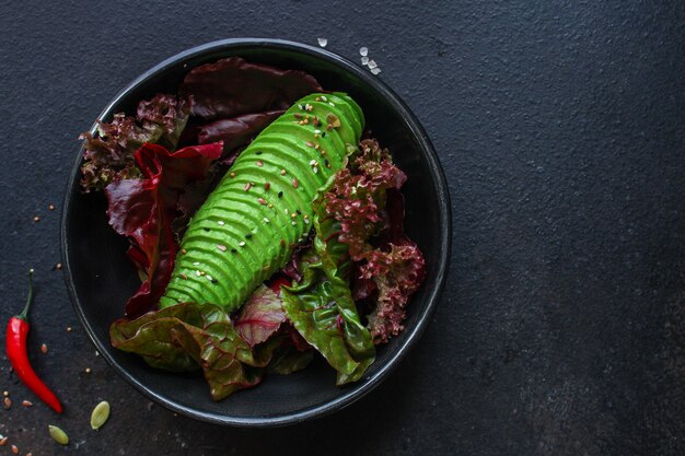 gesunde Salat Avocado und Salat