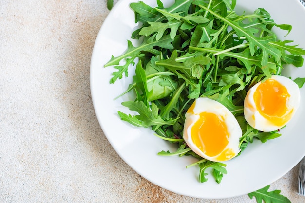 gesunde Salat Salatblätter mischen Rucola Mangold und pochierte Ei Trend Mahlzeit