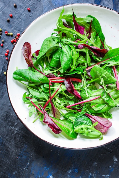 Gesunde Salatblätter mischen