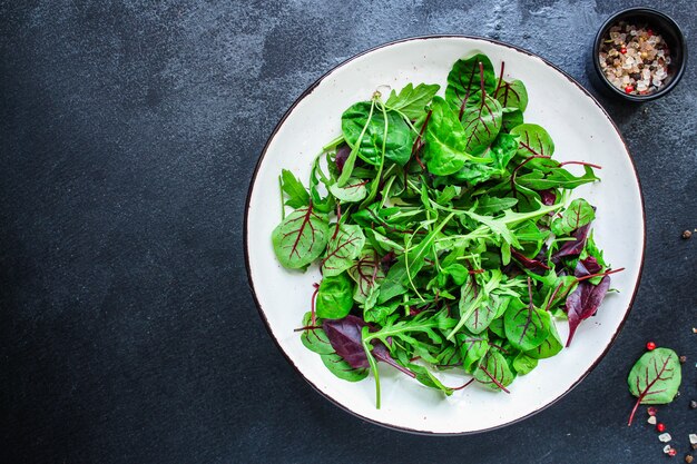 Gesunde Salatblätter mischen