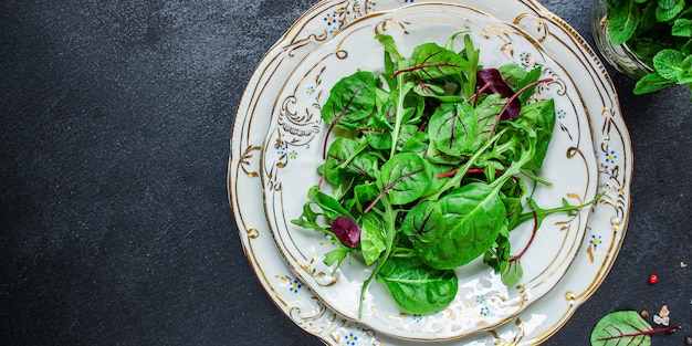 Gesunde Salatblätter mischen