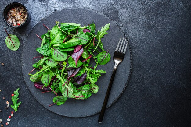 Gesunde Salatblätter mischen