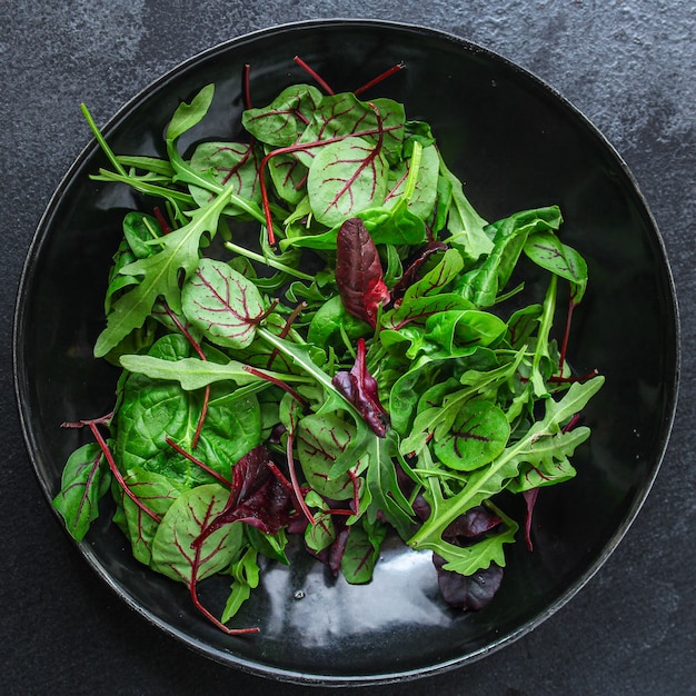 Gesunde Salatblätter mischen