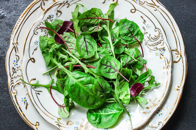 Gesunde Salatblätter mischen