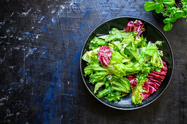 Gesunde Salatblätter mischen