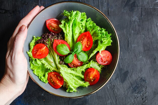 Gesunde Salatblätter mischen