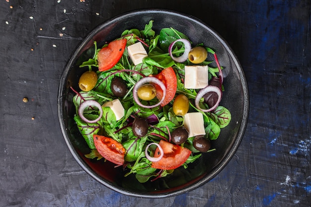 gesunde Salatoliven, Salat, Tomaten und Käse Feta