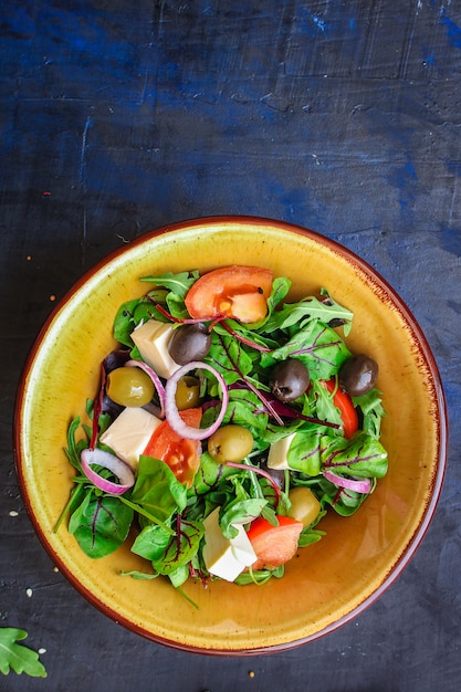 gesunde Salatoliven, Salat, Tomaten und Käse Feta