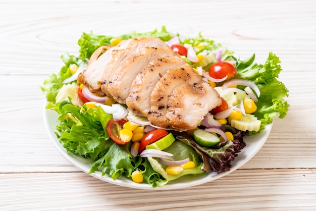 Gesunde Salatschüssel mit Hühnerbrust