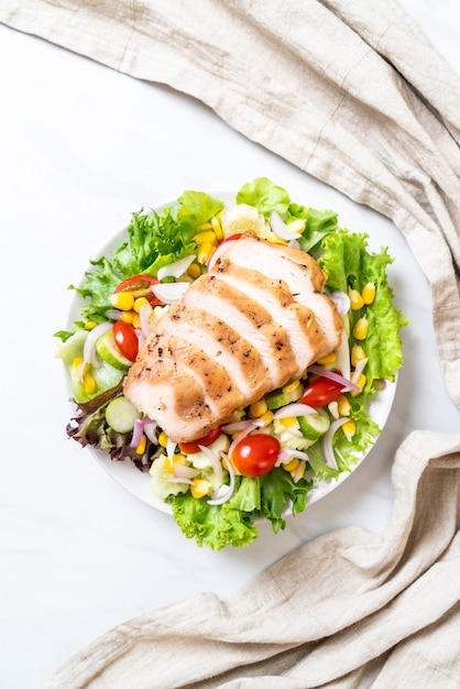 Gesunde Salatschüssel mit Hühnerbrust