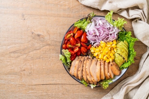 Gesunde Salatschüssel mit Hühnerbrust