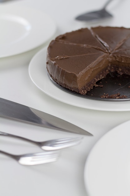 Gesunde Schokolade und Kuchen auf weißem Hintergrund