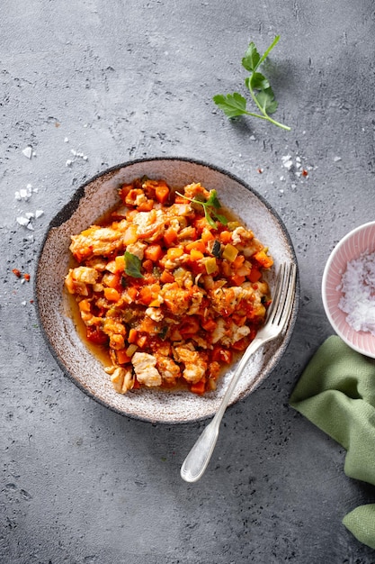 Foto gesunde schüssel mit huhn und gemüse