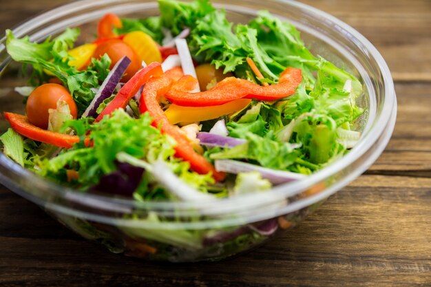 Gesunde Schüssel Salat auf Tabelle