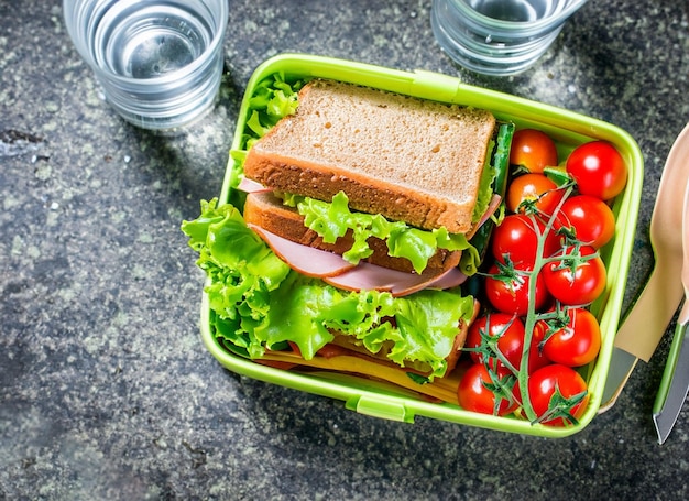 Gesunde Schulbrotdose, Sandwich, Gemüse, Obst und Saft