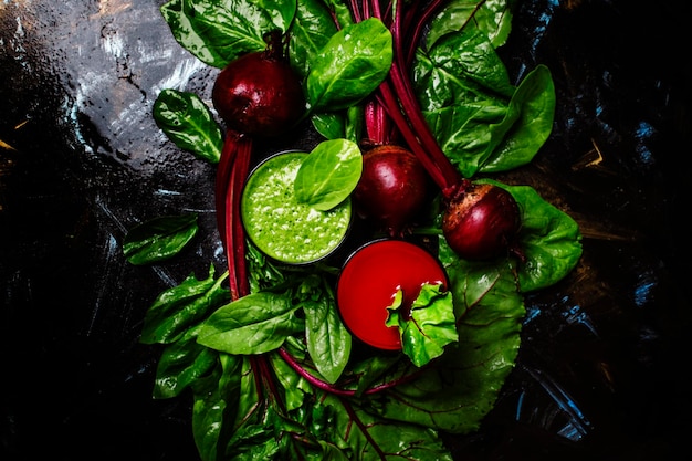 Gesunde Smoothies aus Spinat und Rüben, frisches Gemüse, Lebensmittelhintergrund flach gelegt