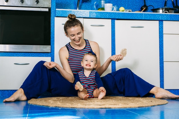 Gesunde Snacks für Babys und Kleinkinder, glückliche, liebevolle Familie, ehrliche junge Mutter, die ihr süßes Baby füttert