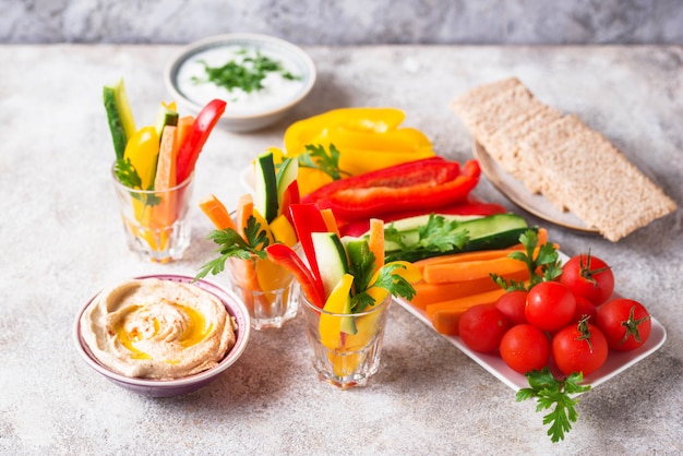 Gesunde Snacks. Gemüse und Hummus