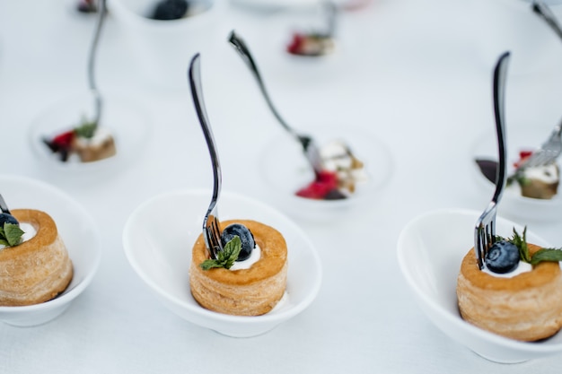 Gesunde Snacks mit Schälchen Himbeeren, Heidelbeeren, Erdbeeren