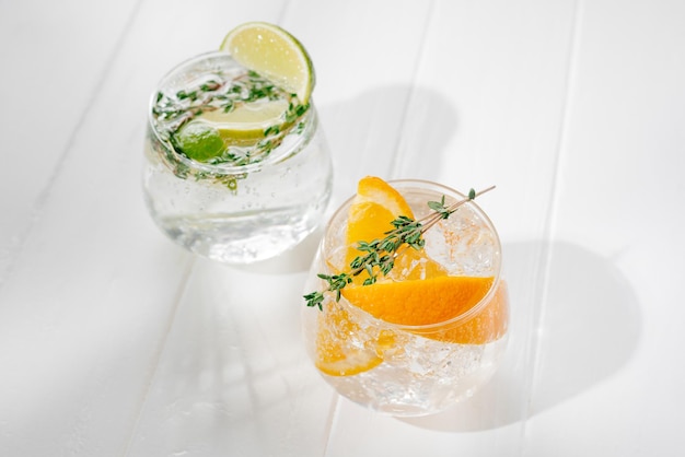 Gesunde Sommercocktails Mocktails Set aus verschiedenen Zitruslimonaden Mojitos mit Limetten-Orangen-Diät d