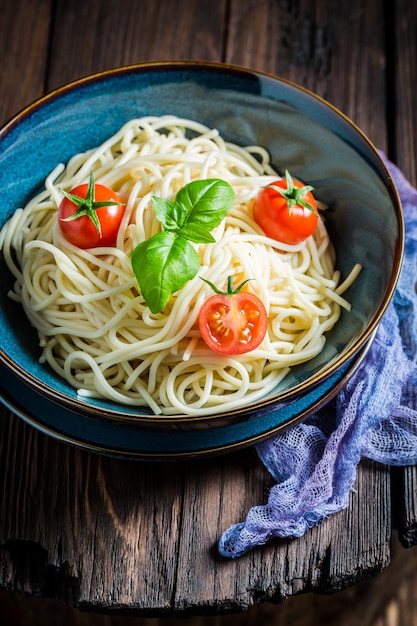 Gesunde Spaghetti mit Tomaten, Basilikum und Parmesan