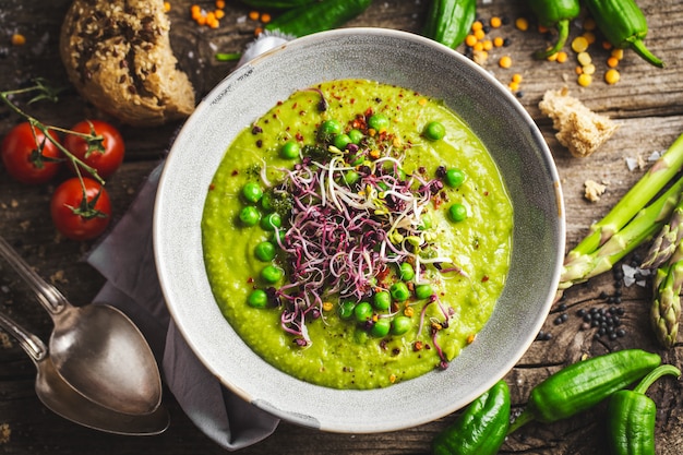 Gesunde Suppe der grünen Erbse gedient in der Schüssel