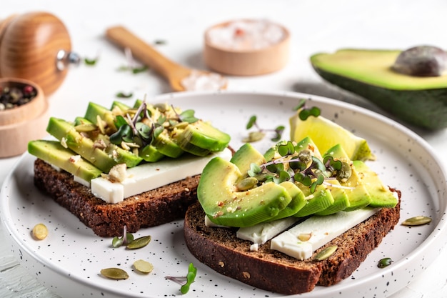 Gesunde Toasts mit Avocadokäse und Vollkornroggenbrot auf einem Teller