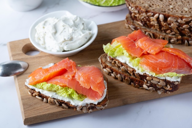 Gesunde Toasts mit Roggenbrot mit Frischkäse-Lachs und Salat