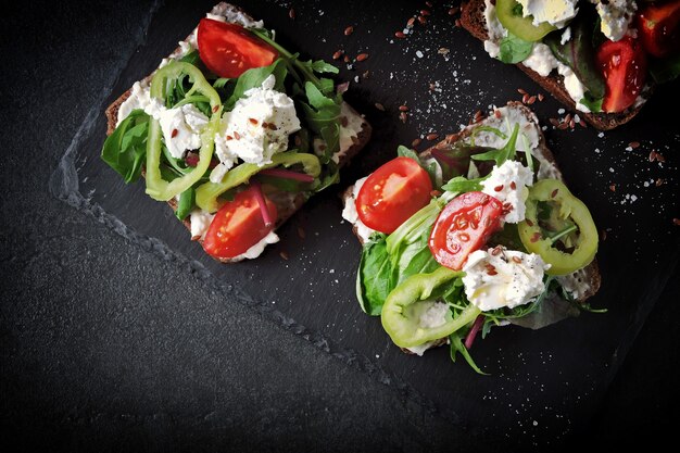 Gesunde Toasts mit Salat und Ricotta.