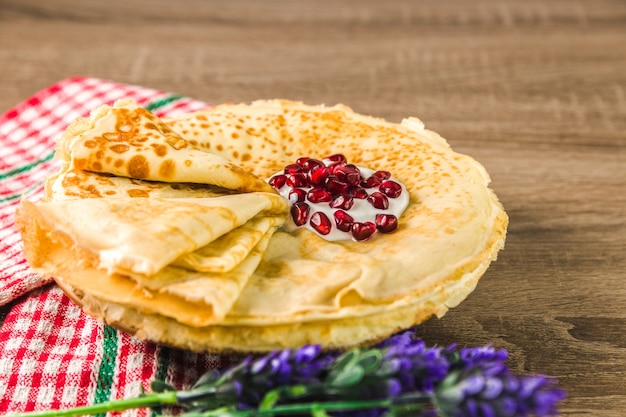 Gesunde traditionelle Pfannkuchen aus Reismehl auf Holztisch. leckeres gesundes Frühstück