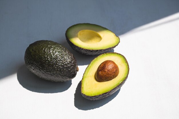 gesunde und frische köstliche frucht avocado