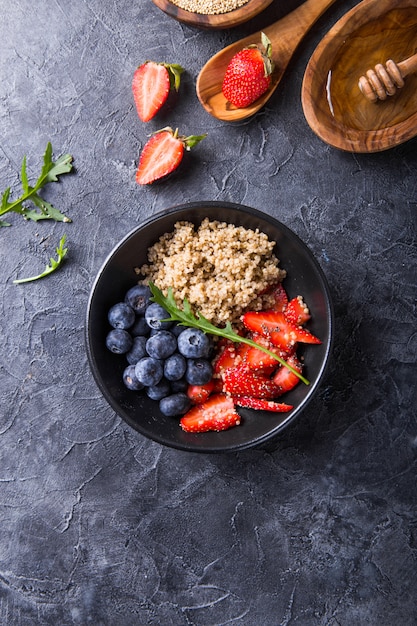 Gesunde vegane Diät Salat Quinoa mit Heidelbeer-, Erdbeer-, Honig- und Chiasamen.