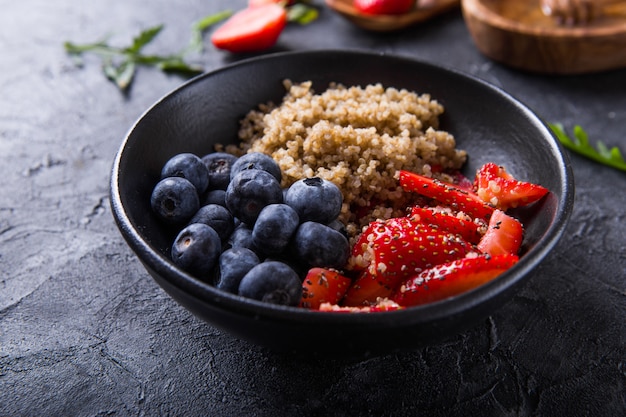 Gesunde vegane Diät Salat Quinoa mit Heidelbeer-, Erdbeer-, Honig- und Chiasamen.