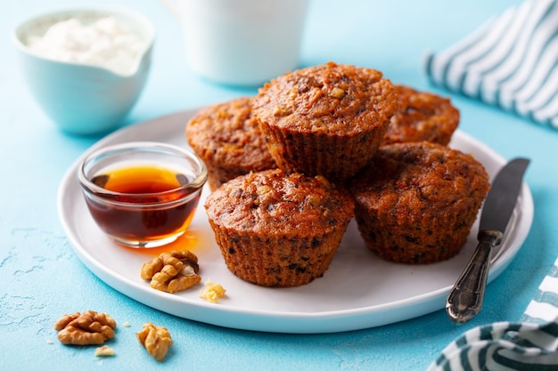 Gesunde vegane Karottenmuffins mit Ricotta-Käse auf einem Teller Blauer Steinhintergrund Nahaufnahme