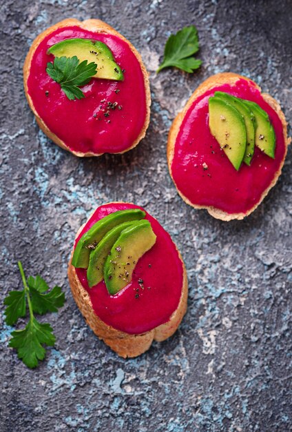 Gesunde vegane Toasts mit Rote-Bete-Wurzeln Hummus