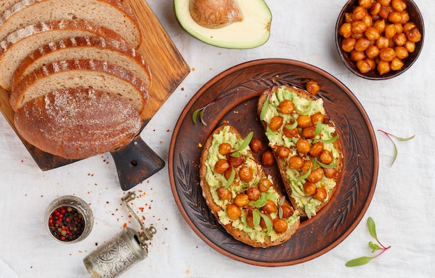 Gesunde vegane und vegetarische Roggenbrot-Sandwiches