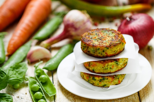 Gesunde vegetarische Pastetchen aus Kartoffeln, Karotten, Zwiebeln, Erbsen, Kräutern und Gewürzen