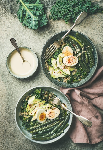 Gesunde vegetarische proteinreiche Frühstücksschüsseln über grauem Betonhintergrund