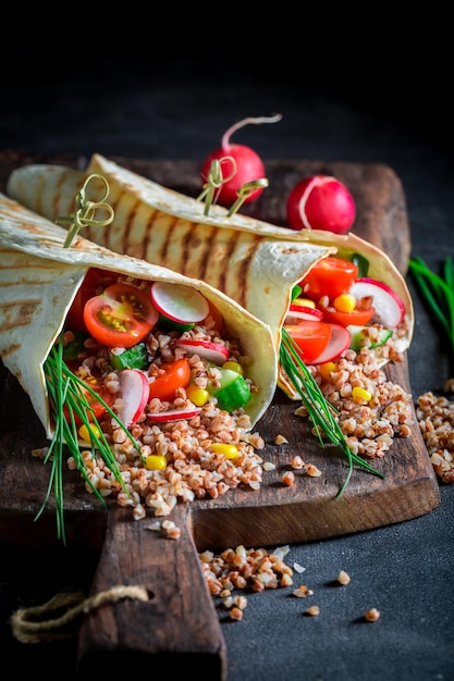 Gesunde vegetarische Tortilla mit frischem Gemüse und Grütze