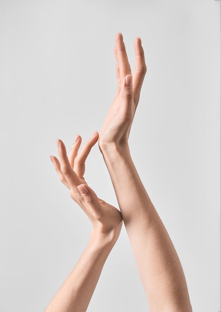 Gesunde weibliche Hände mit langen, eleganten Fingern