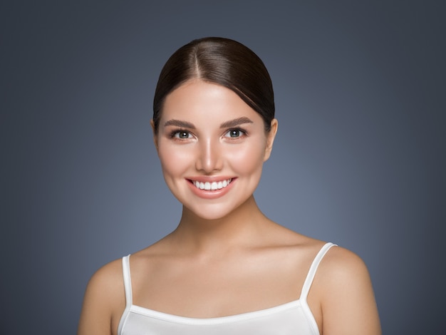 Gesunde Zähne der Schönheitsfrau lächeln gesunde schöne Hautmodellgesichtshautpflege glückliche Frau