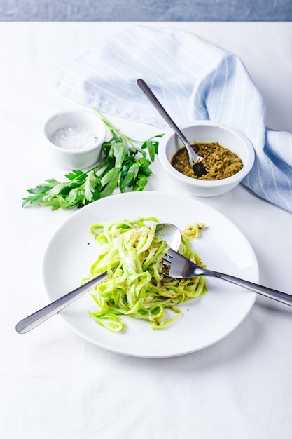 Gesunde Zucchini-Nudeln mit Pesto