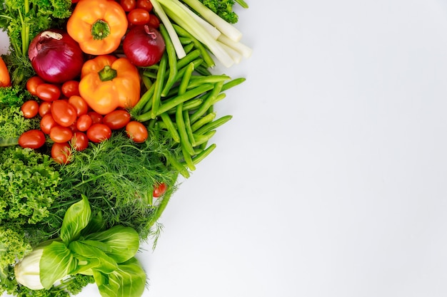 Gesunde Zutat für die Herstellung von frischem Gemüsesalat.