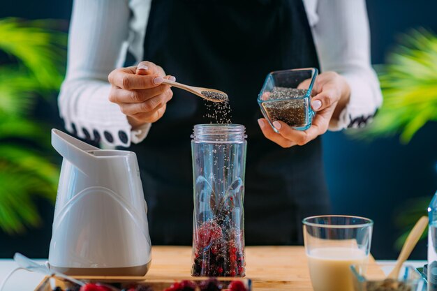 Gesunden Shake mit Chiasamen und Beeren zubereiten